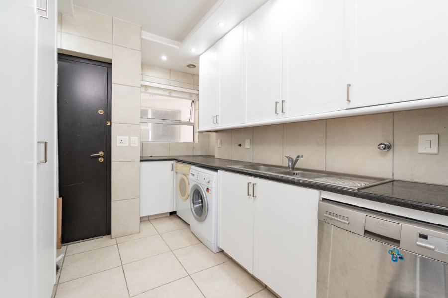 To Let 4 Bedroom Property for Rent in Sea Point Western Cape